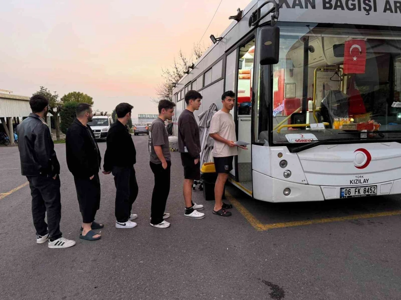 Öğrencilerden Kızılay’a kan bağışı
