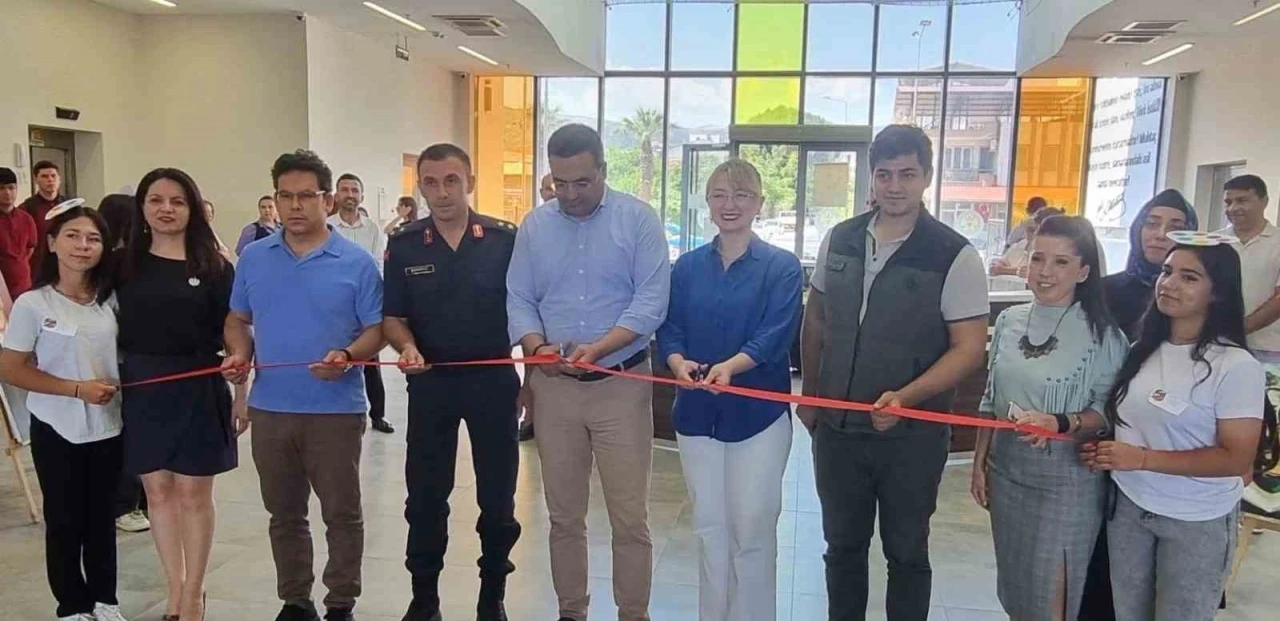 &Ouml;ğrencilerden muhteşem sergi ve tiyatro g&ouml;sterisi
