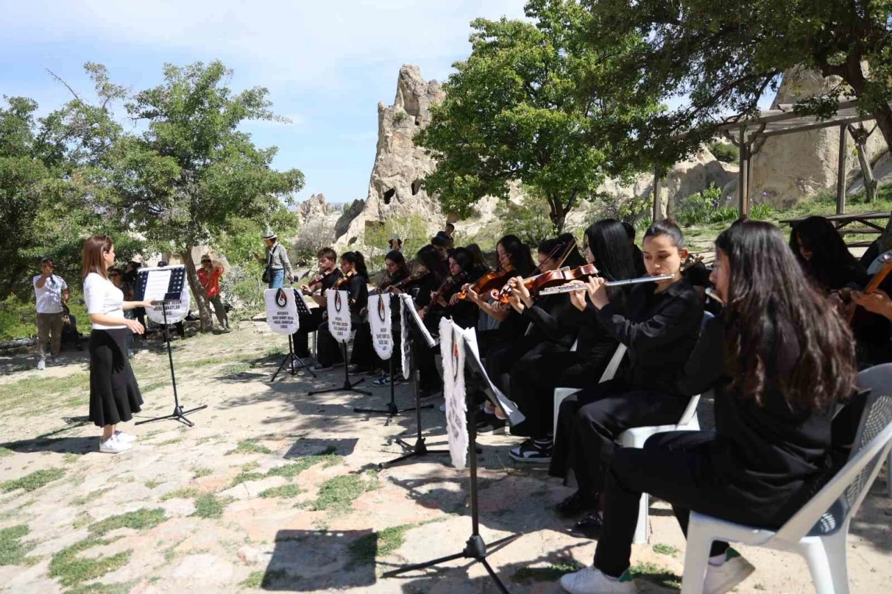 Öğrencilerden turistlere konser
