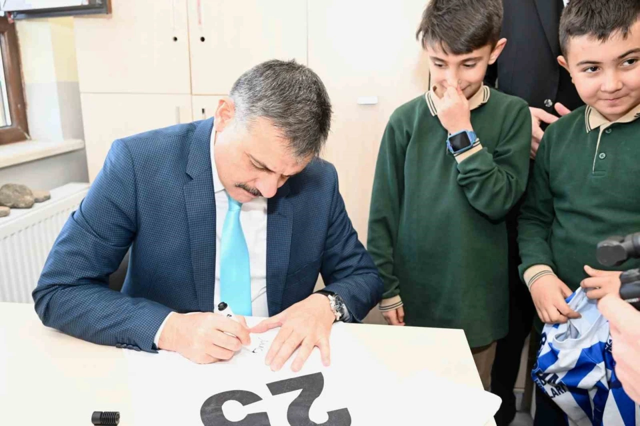 &Ouml;ğrencilerden Vali &Ccedil;ift&ccedil;i&rsquo;ye forma imzalatma s&uuml;rprizi
