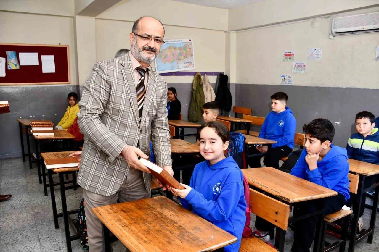 &Ouml;ğrencilere Kur&rsquo;an-ı Kerim hediye edildi
