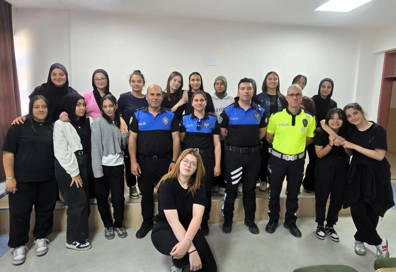 Öğrencilere polislik mesleği ve güvenli yaşam eğitimi
