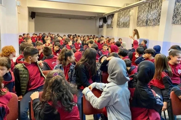 &Ouml;ğrencilere su&ccedil;tan korunma y&ouml;ntemleri anlatılıyor
