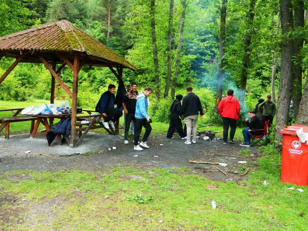 Öğrencilere yaz tatiline piknikle giriyor
