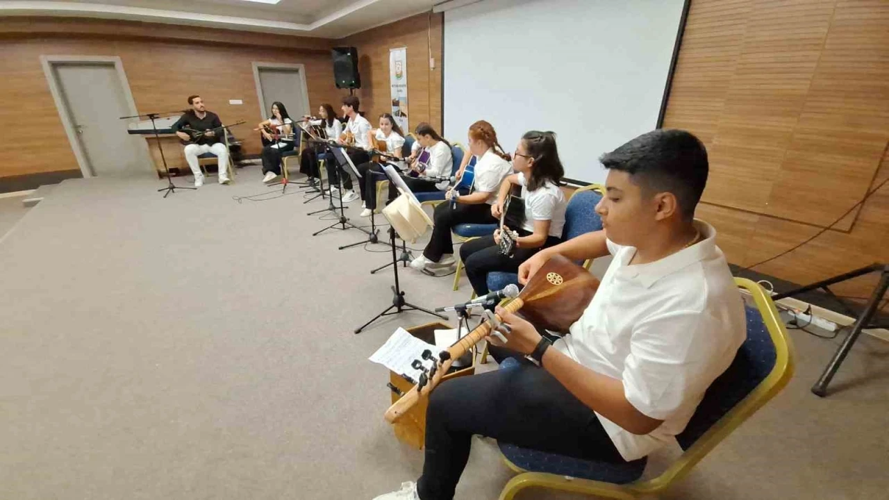 Öğrencilerin düzenlediği gitar konseri büyük beğeni topladı
