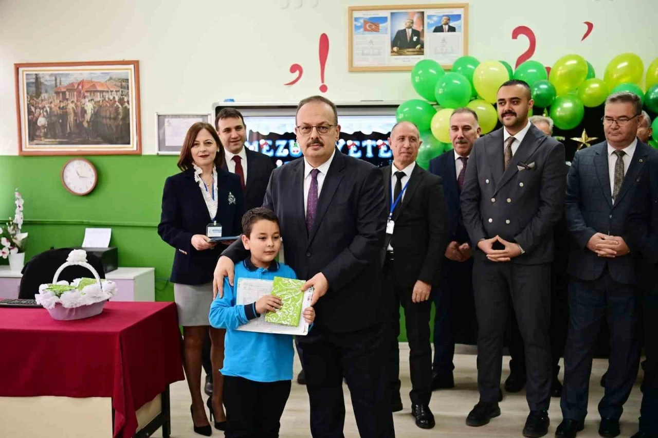 &Ouml;ğrencilerin karnelerini Vali Canbolat verdi
