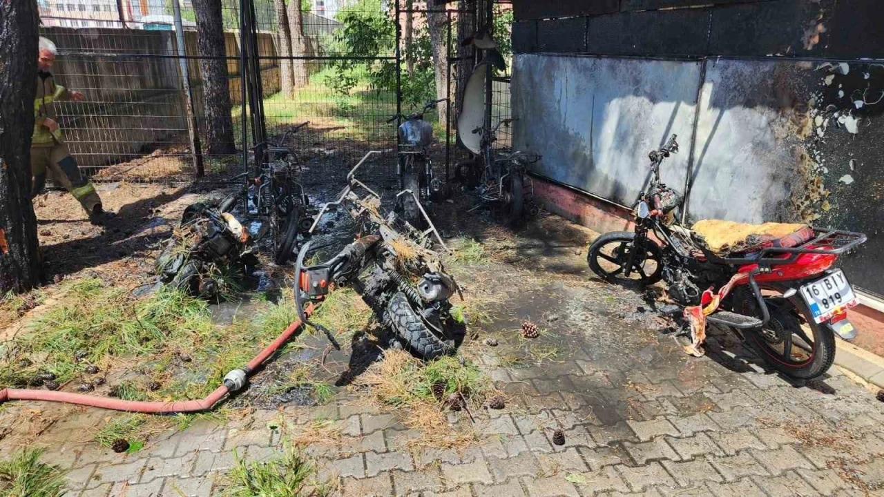 Öğrencilerin motosikletleri alev alev yandı