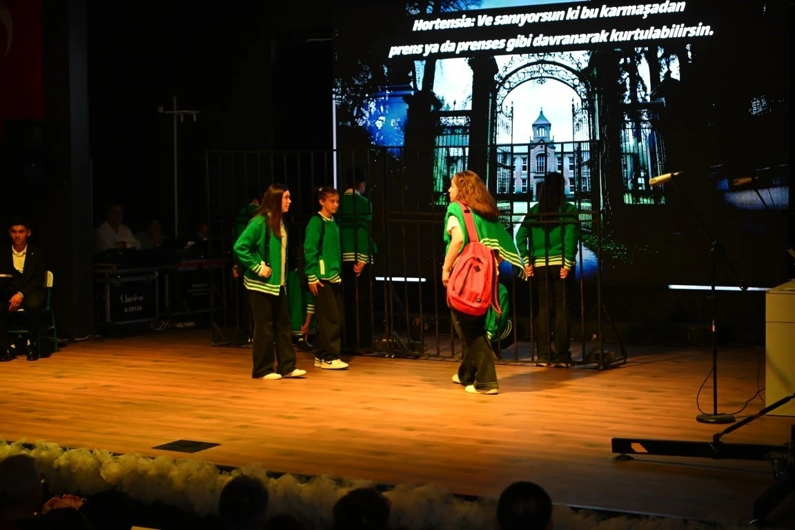 Öğrencilerin sahne performansları ilgi gördü
