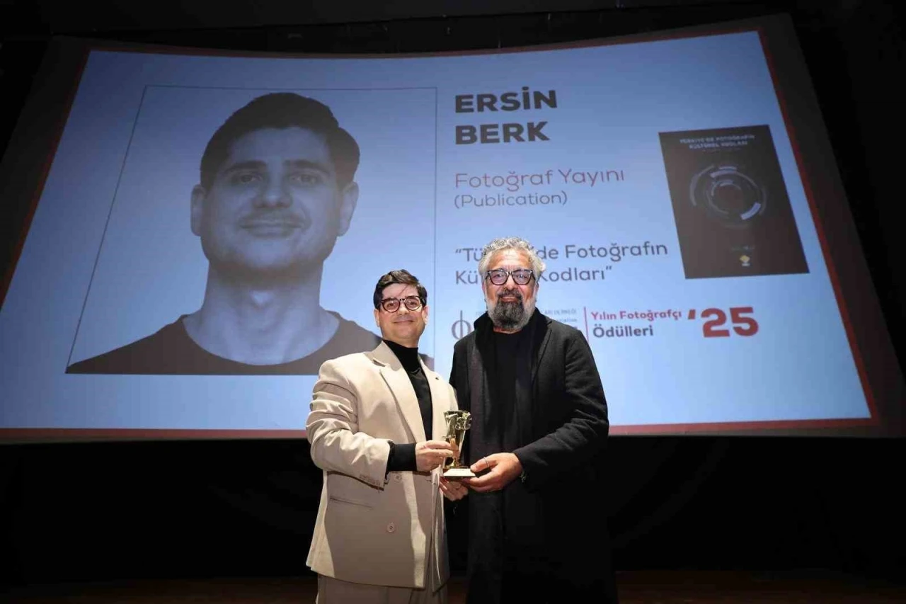 Öğretim görevlisi &quot;Yılın Fotoğraf Yayını&quot; ödülüne layık görüldü
