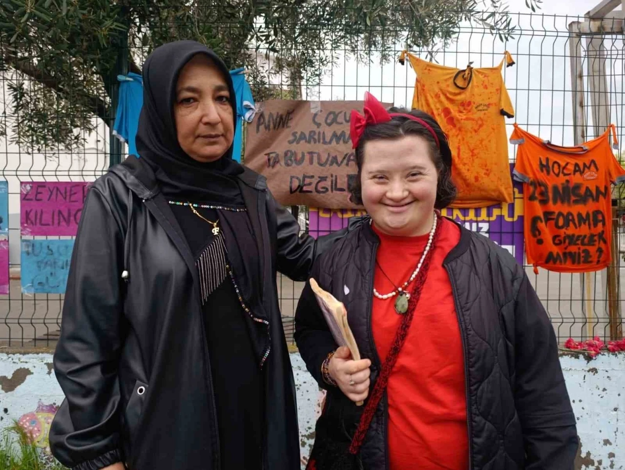 &Ouml;ğretmen Ayla Kara&rsquo;nın yakınları okulda dua etti
