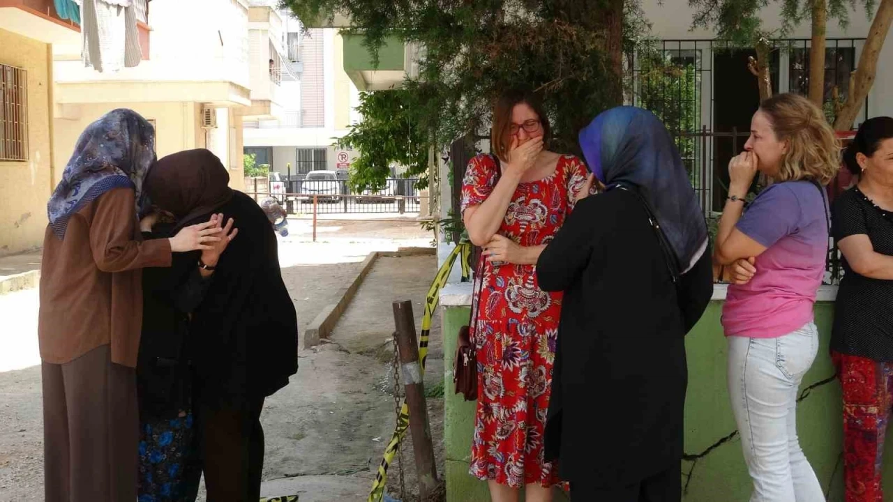 &Ouml;ğretmen &ccedil;iftin evinden &ccedil;ıkan cenazeler g&ouml;zyaşları arasında morga kaldırıldı
