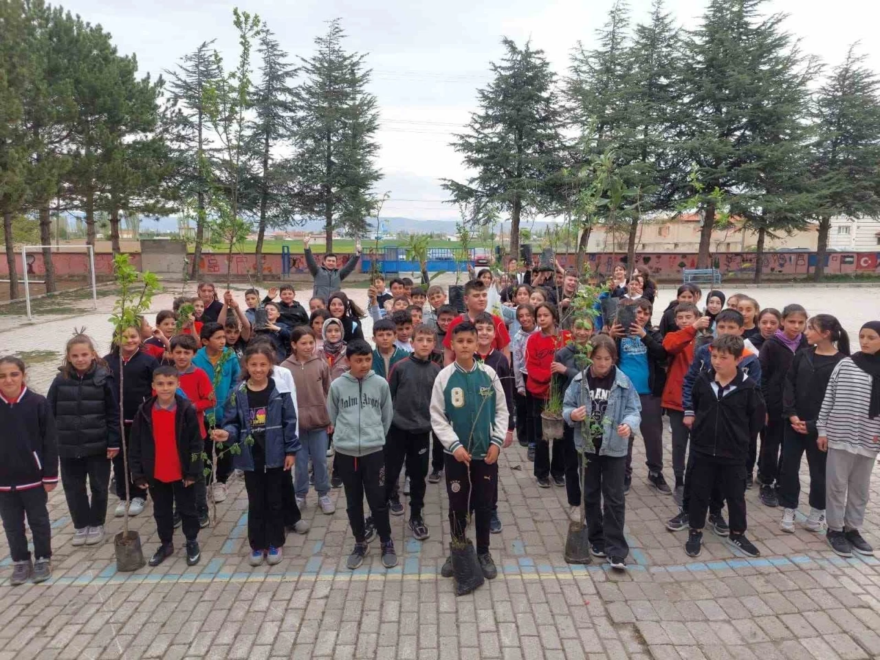 Öğretmen ve öğrenciler 100 fidanı toprakla buluşturdu
