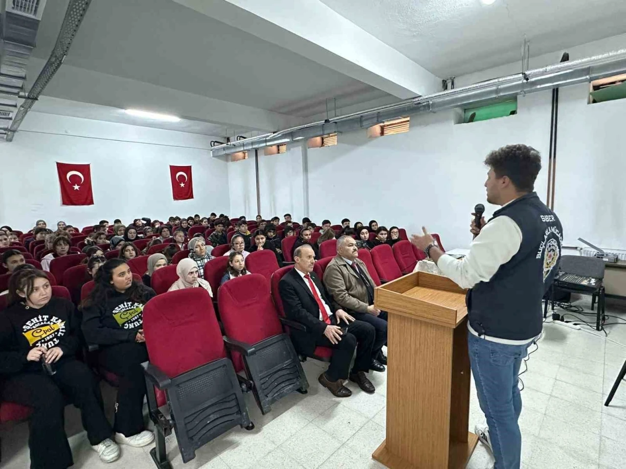 &Ouml;ğretmen ve &ouml;ğrencilere siber su&ccedil;larla m&uuml;cadele eğitimi
