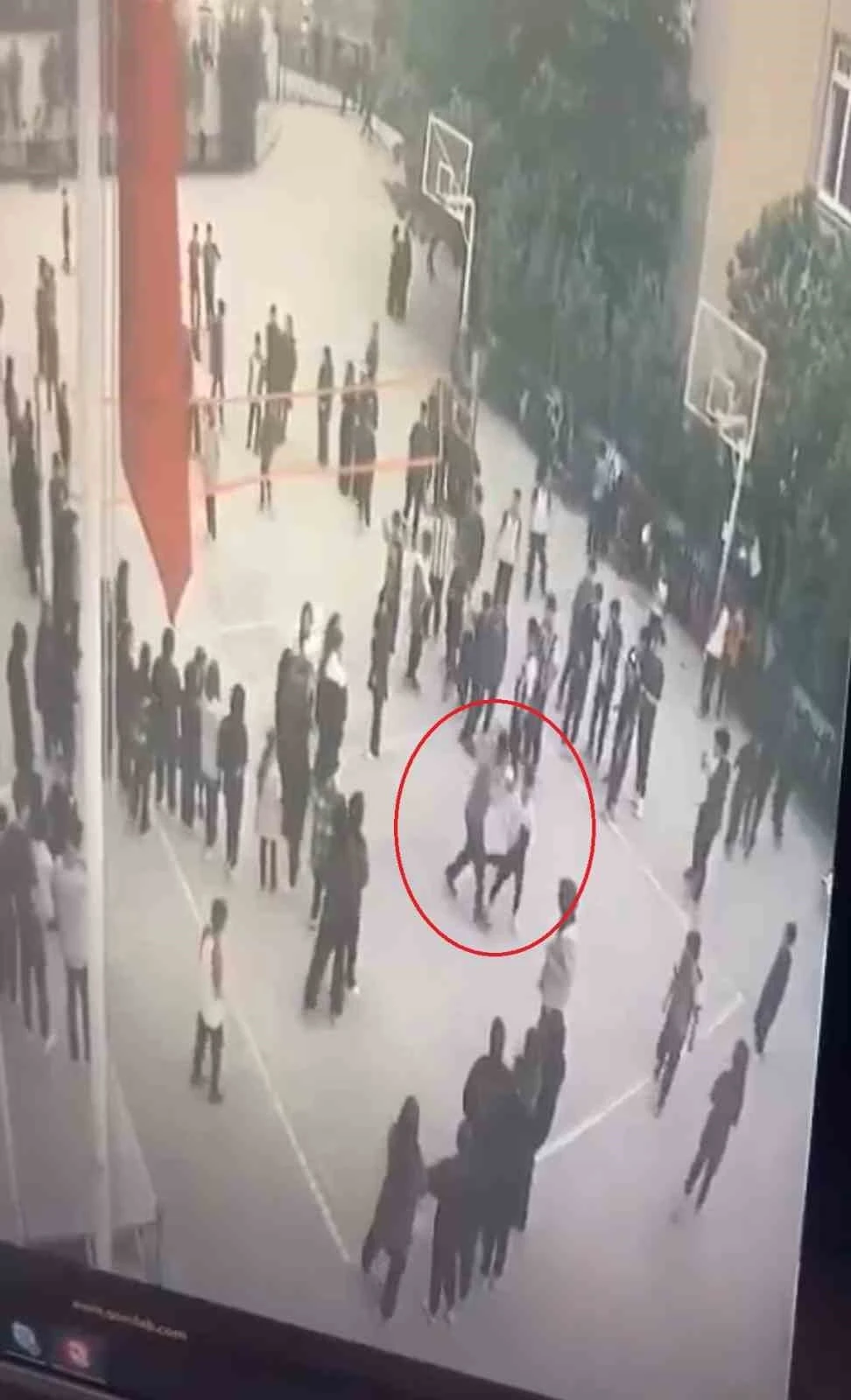 Öğretmenden öğrenciye su sıçrattın dayağı kamerada
