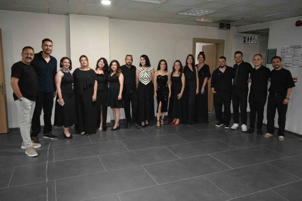 &Ouml;ğretmenler sahneye &ccedil;ıktı, Alaşehir tek ses oldu
