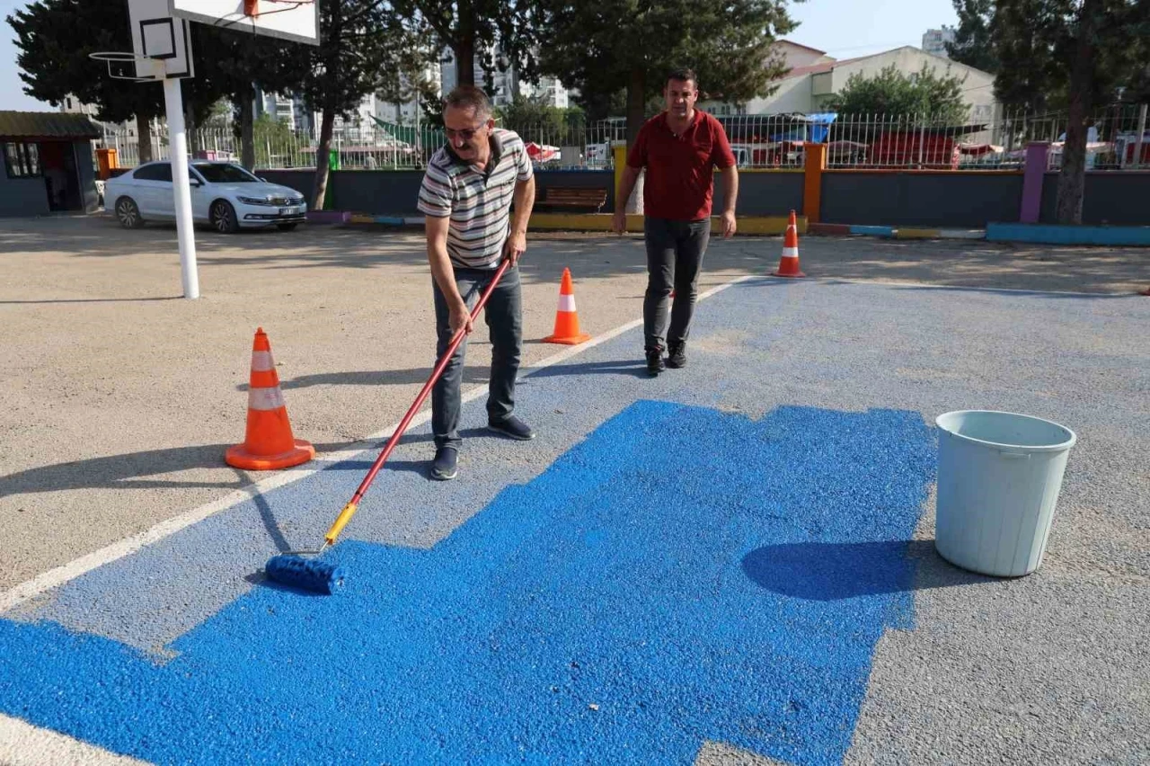 Öğretmenlerden okula renkli dokunuş
