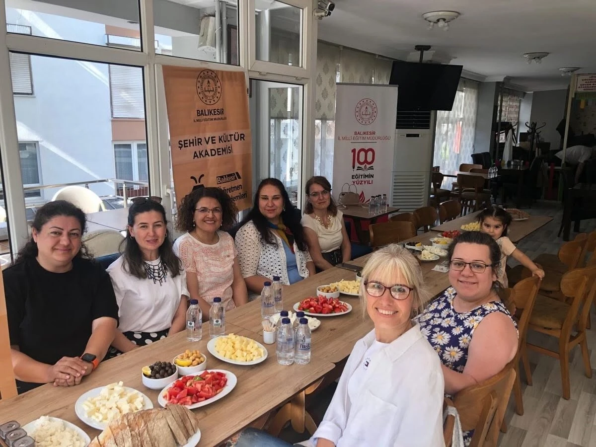 &Ouml;ğretmenlere  "Peynir-Zeytin-Ekmek Tadım Etkinliği"
