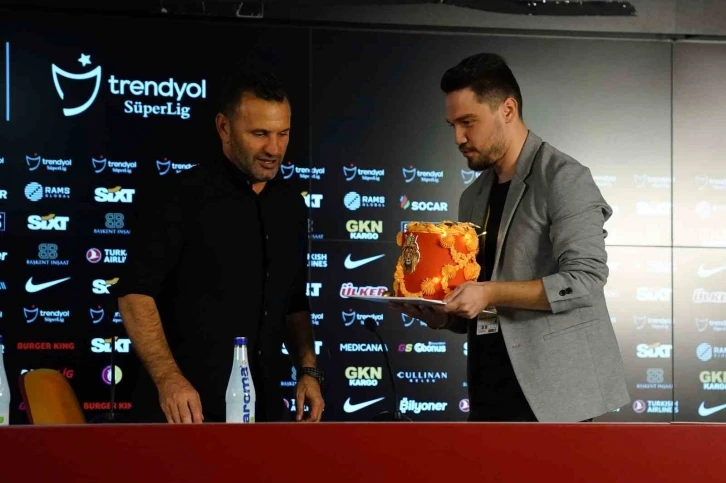 Okan Buruk&rsquo;a s&uuml;rpriz doğum g&uuml;n&uuml;
