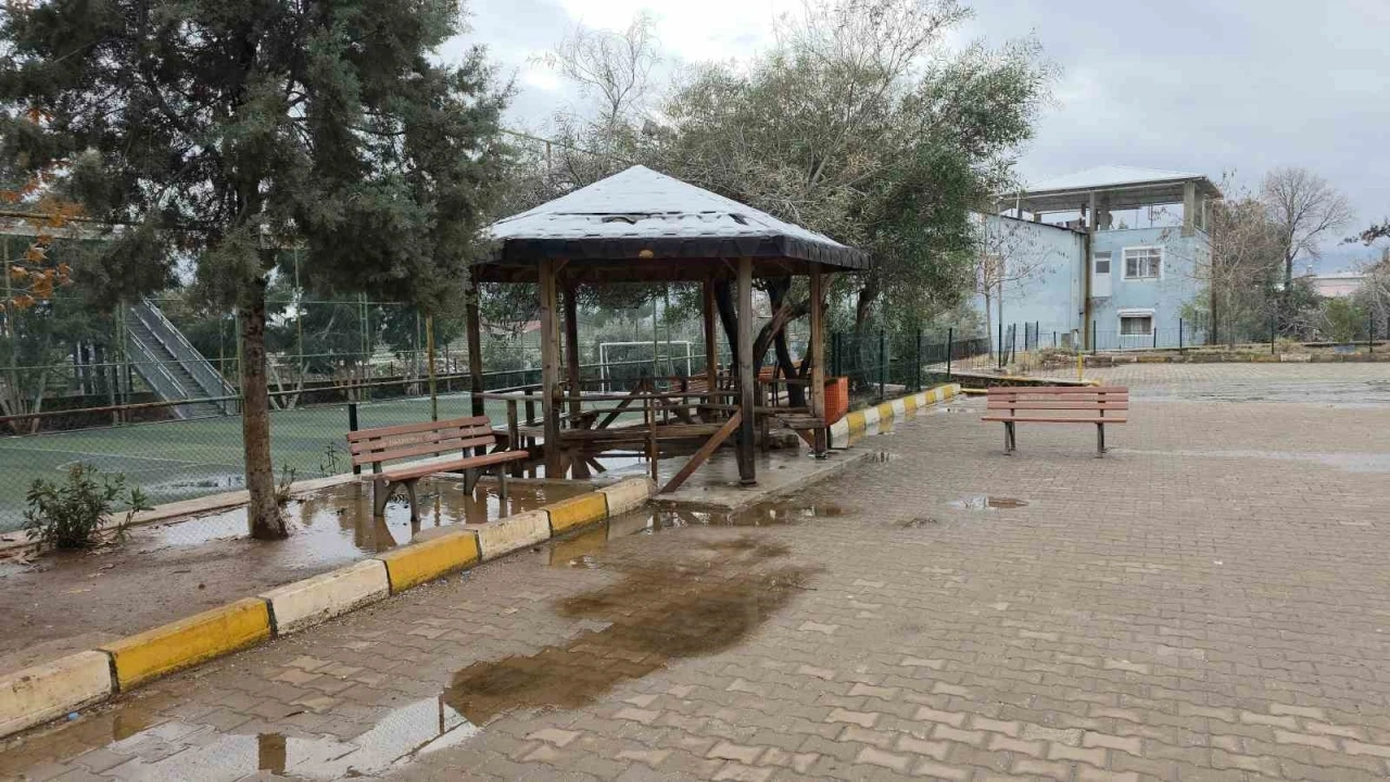 Okul bah&ccedil;esinde 17 yaşındaki &ccedil;ocuğun cansız bedeni bulundu
