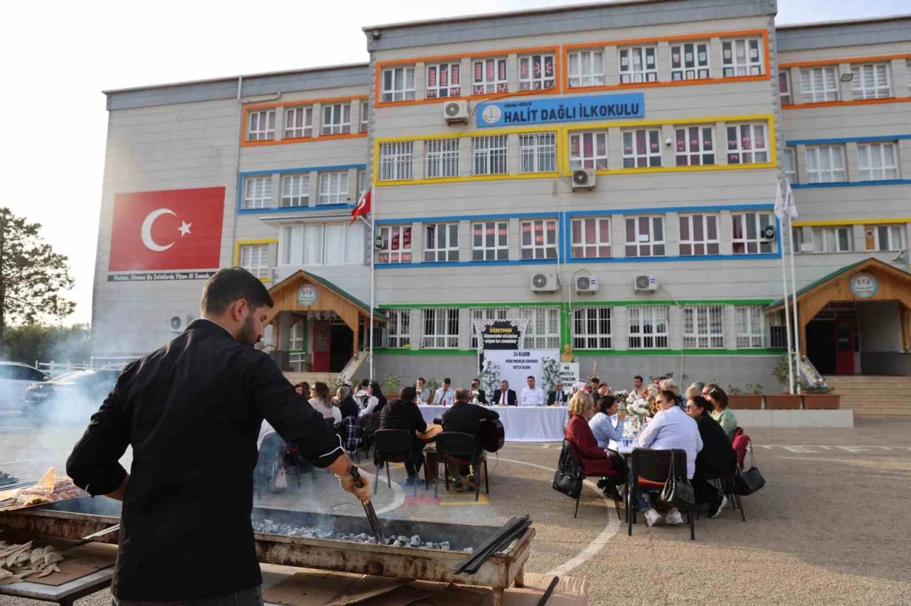Okul bahçesinde Adana usulü öğretmenler günü kutlaması
