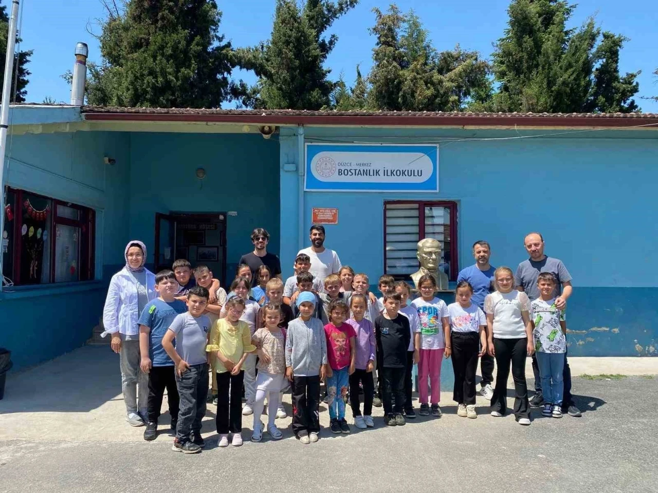 Okul bahçesinde geleneksel oyunları oynadılar
