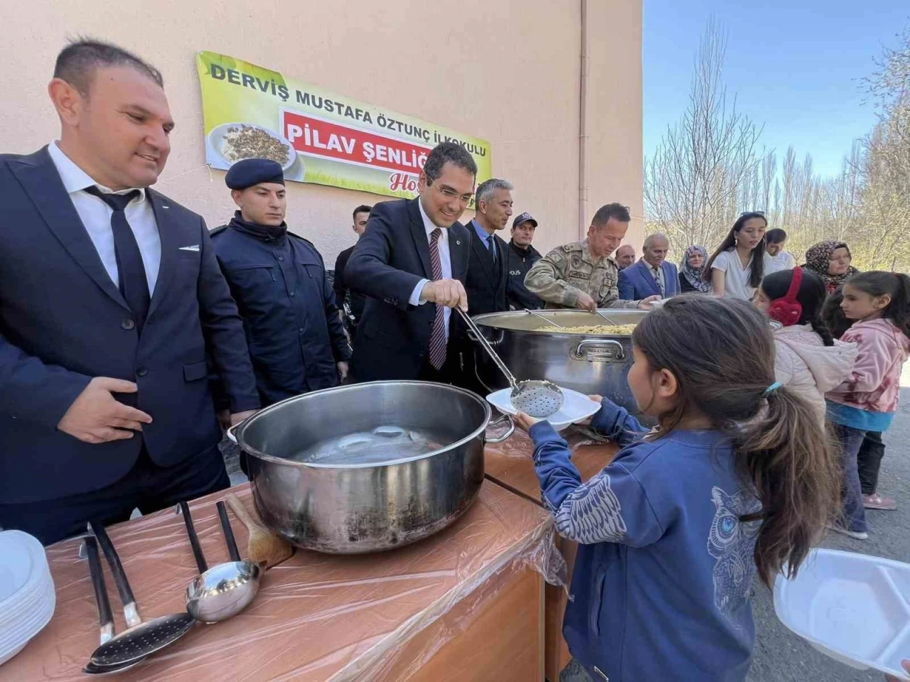 Okul bahçesindeki pilav şenliğinde öğrenciler
