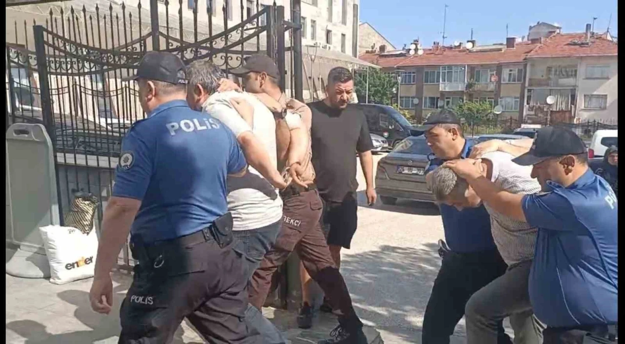 Okul girişinde bek&ccedil;iyi darp eden 2 şahıs tutuklandı
