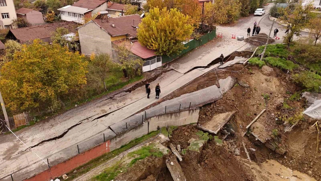 Okul inşaatının yanında çöken yol dronla görüntülendi
