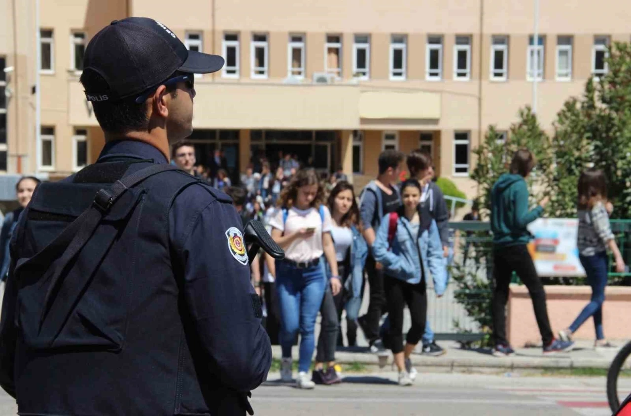 Okul önlerinde polis denetimleri başladı
