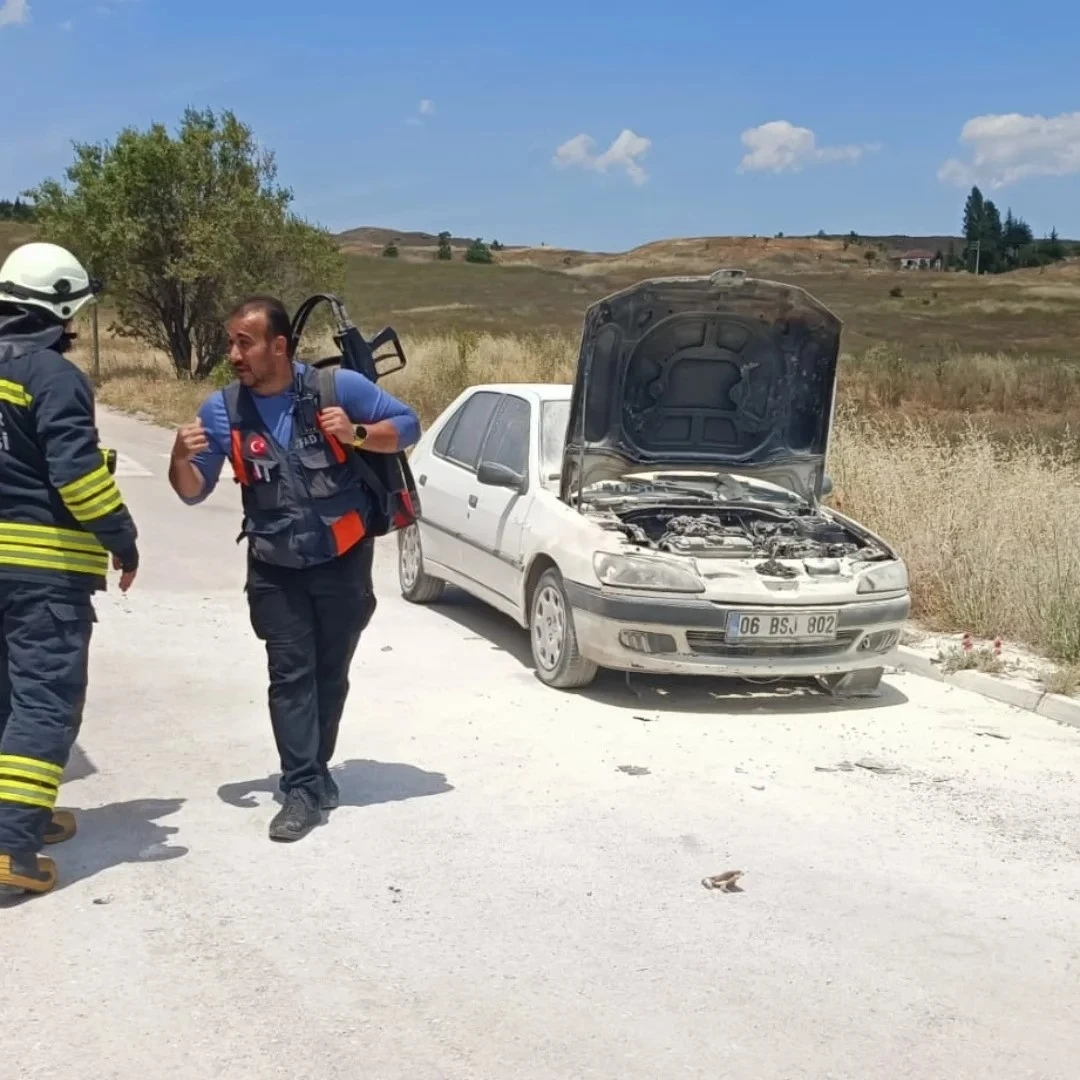 Okul &ouml;n&uuml;nde alev alan araca AFAD ekiplerinden hızlı m&uuml;dahale
