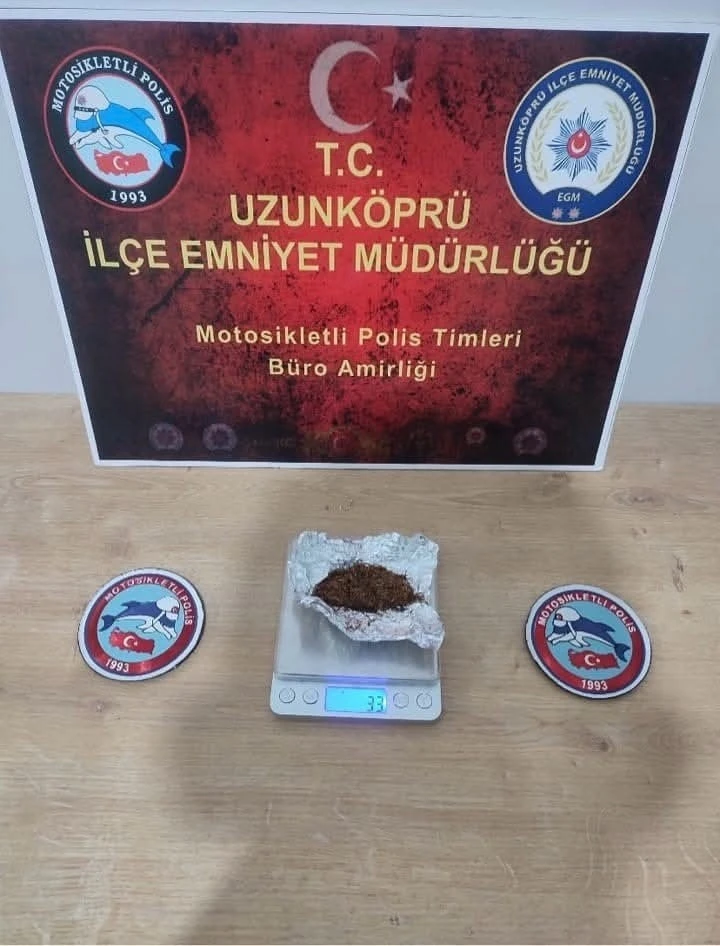 Okul &ouml;n&uuml;nde uyuşturucu operasyonu: 2 kişi tutuklandı
