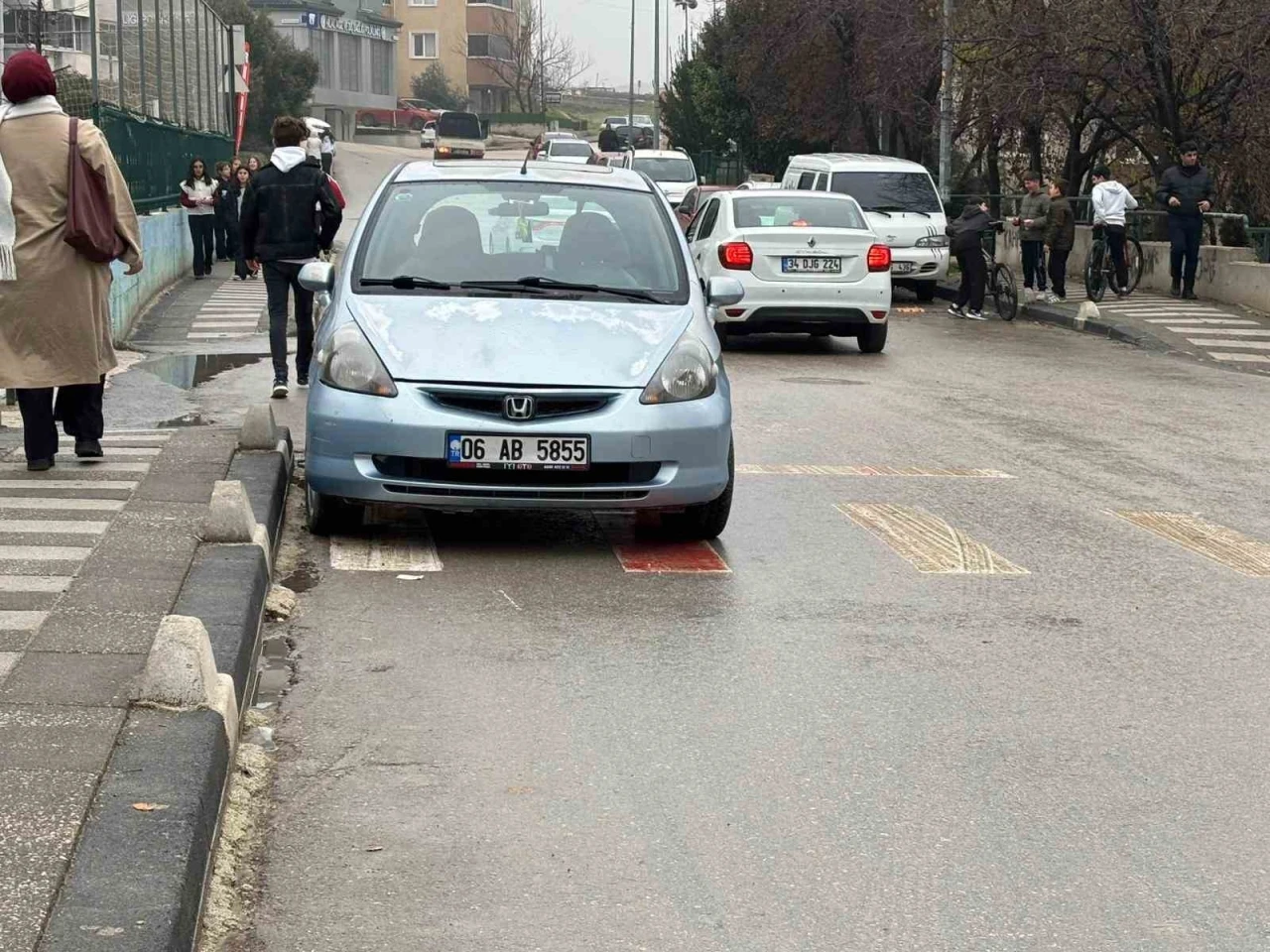 Okul &ouml;n&uuml;ndeki yaya ge&ccedil;idine park ara&ccedil; tepki topladı

