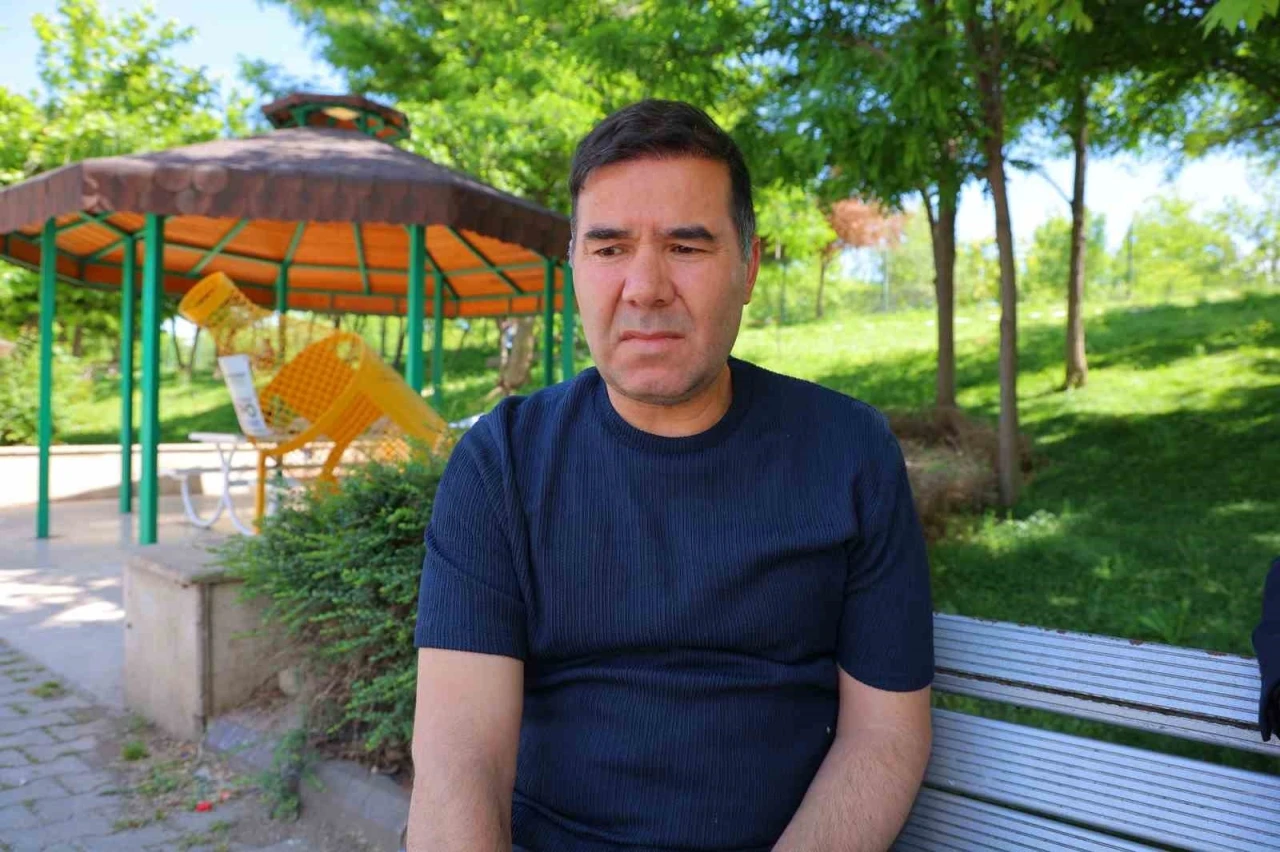 Okul saldırısında ağır yaralanan Mustafa&rsquo;nın babası, "Elinden tutup eve g&ouml;t&uuml;rmeyi d&uuml;ş&uuml;n&uuml;yoruz"
