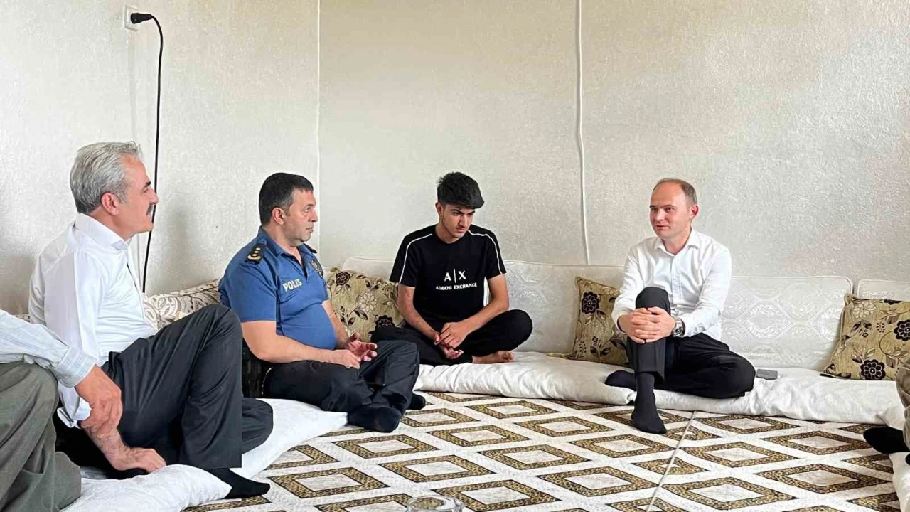 Okul saldırısında yaralanan &ouml;ğrencilere karneleri evlerinde verildi
