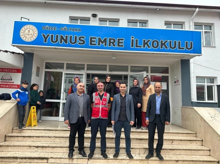 Okul temiz &ccedil;alışmaları s&uuml;r&uuml;yor
