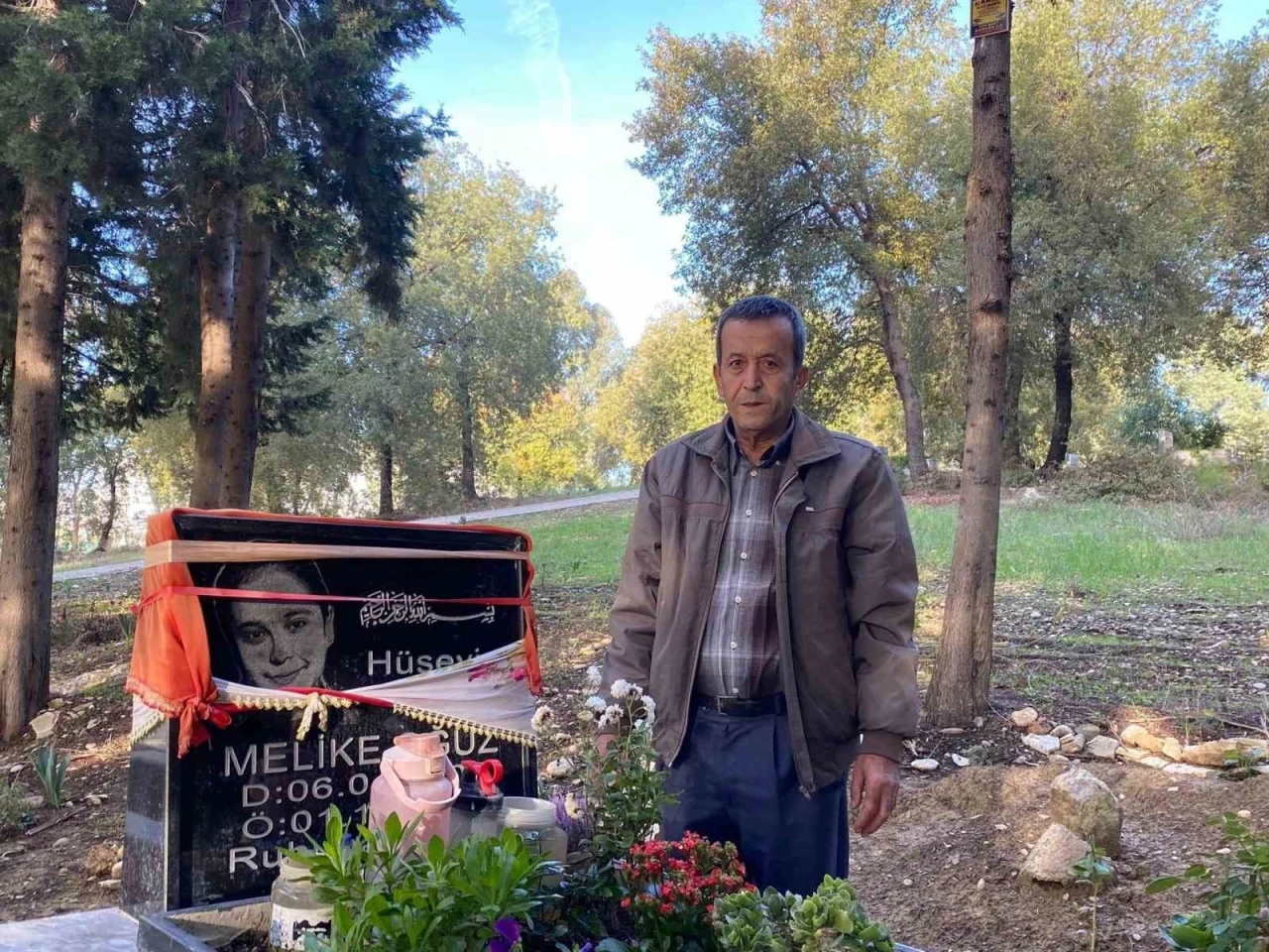 Okula g&ouml;t&uuml;rd&uuml;ğ&uuml; 16 yaşındaki kızını kazada kaybetmişti: Acısına dayanamayıp vefat etti
