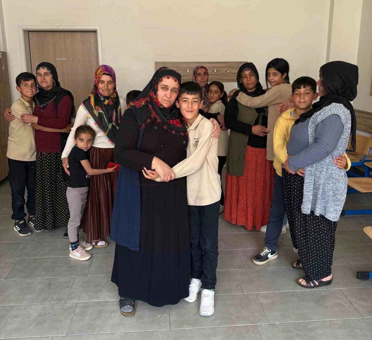 Okulda duygu dolu Anneler Günü etkinliği: Anneler, çocuklarını seslerinden tanıdı
