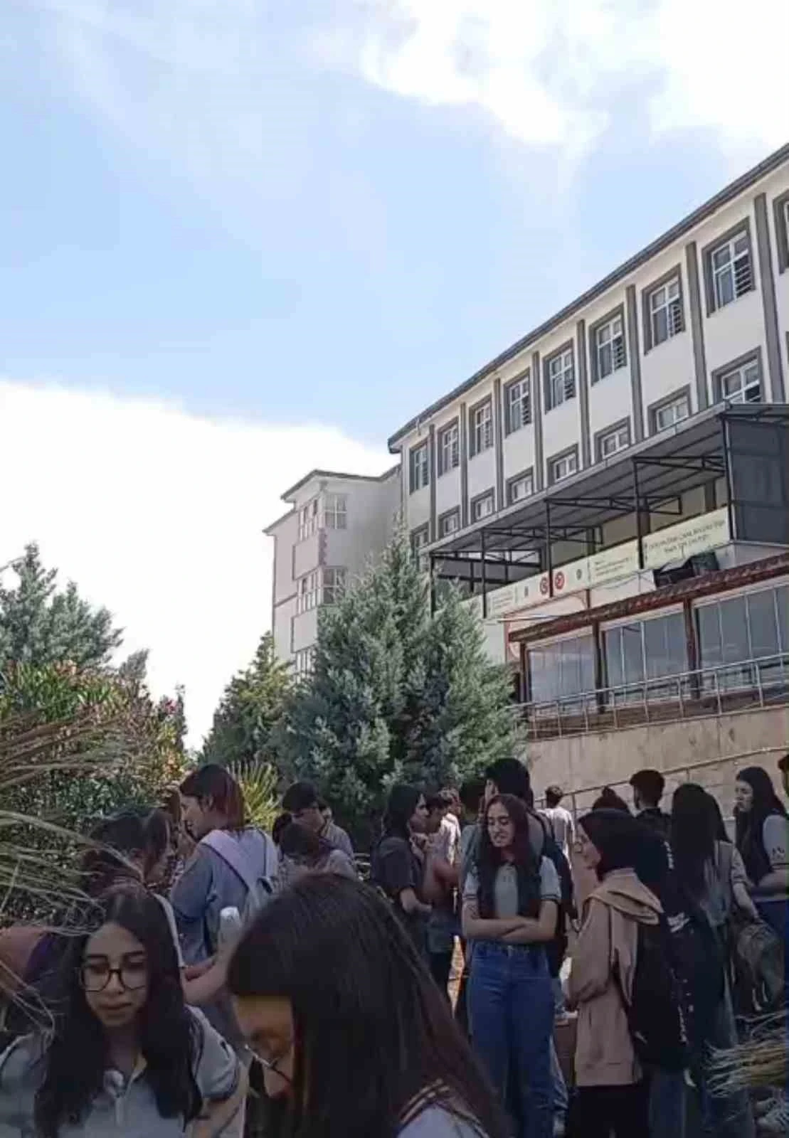 Okulda korkutan yangın
