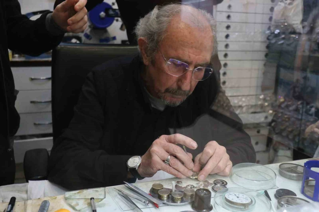 Okuldan vazge&ccedil;ti, &ouml;mr&uuml;n&uuml; akrep ve yelkovana adadı
