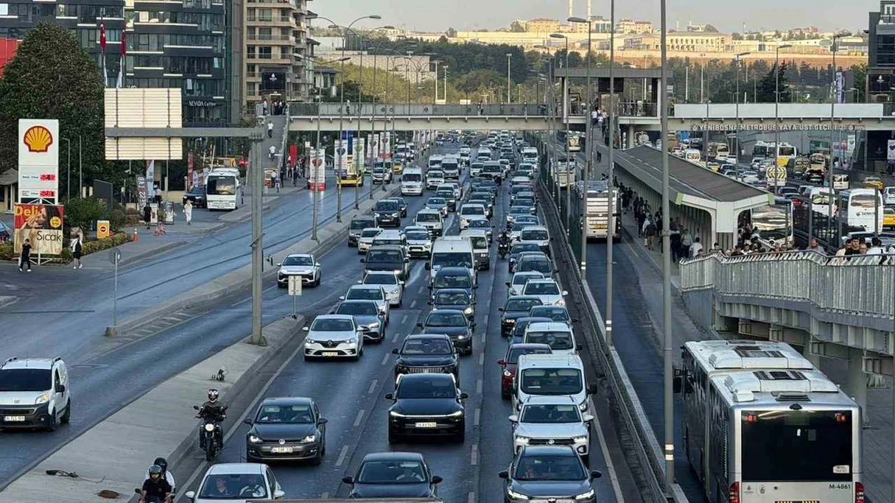 Okullarda uyum haftası başladı, İstanbul’da trafik yoğunluğu oluştu
