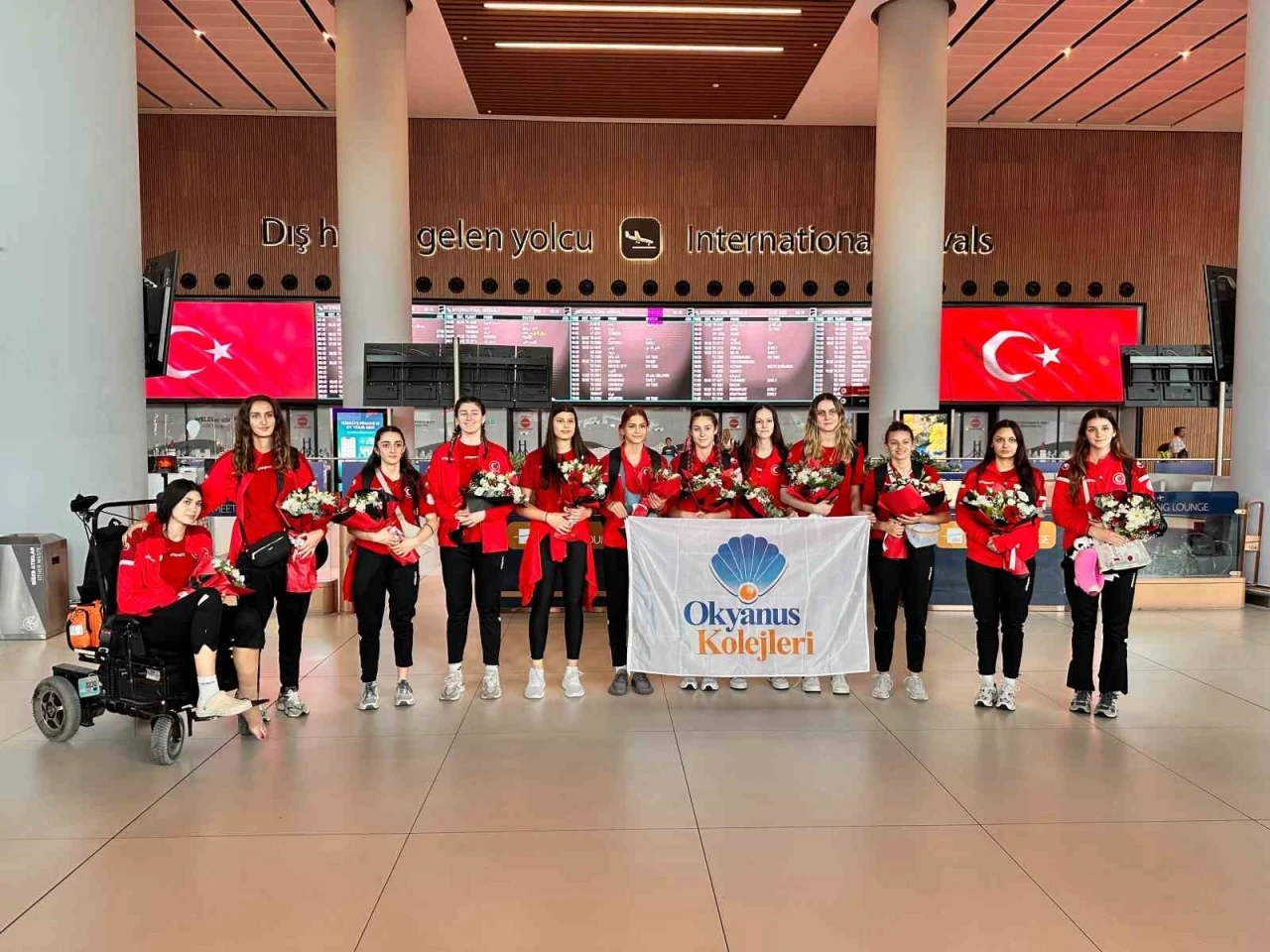 Okyanus Koleji Kız Voleybol Milli Takımı d&uuml;nya ikincisi oldu
