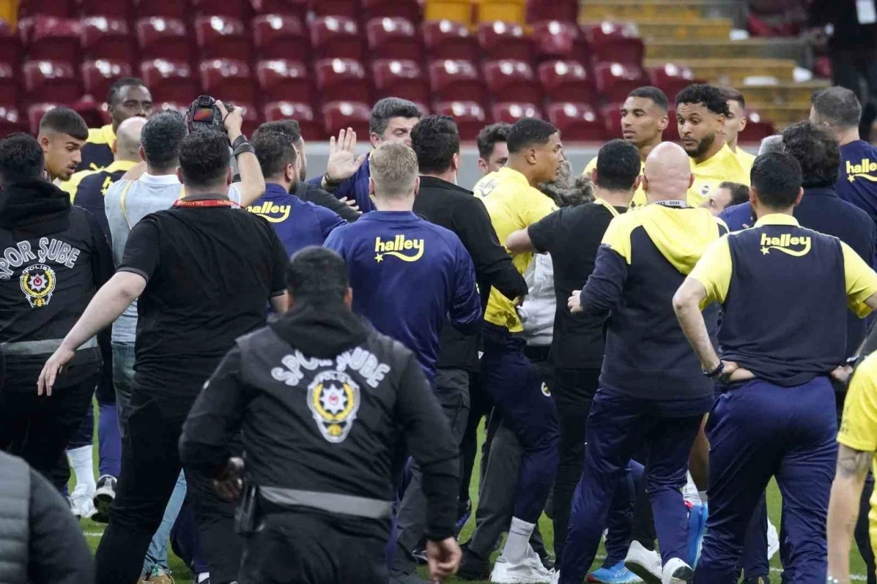 Olaylı Galatasaray - Fenerbahçe derbisine ilişkin davada Oosterwolde hakkında zorla getirme kararı
