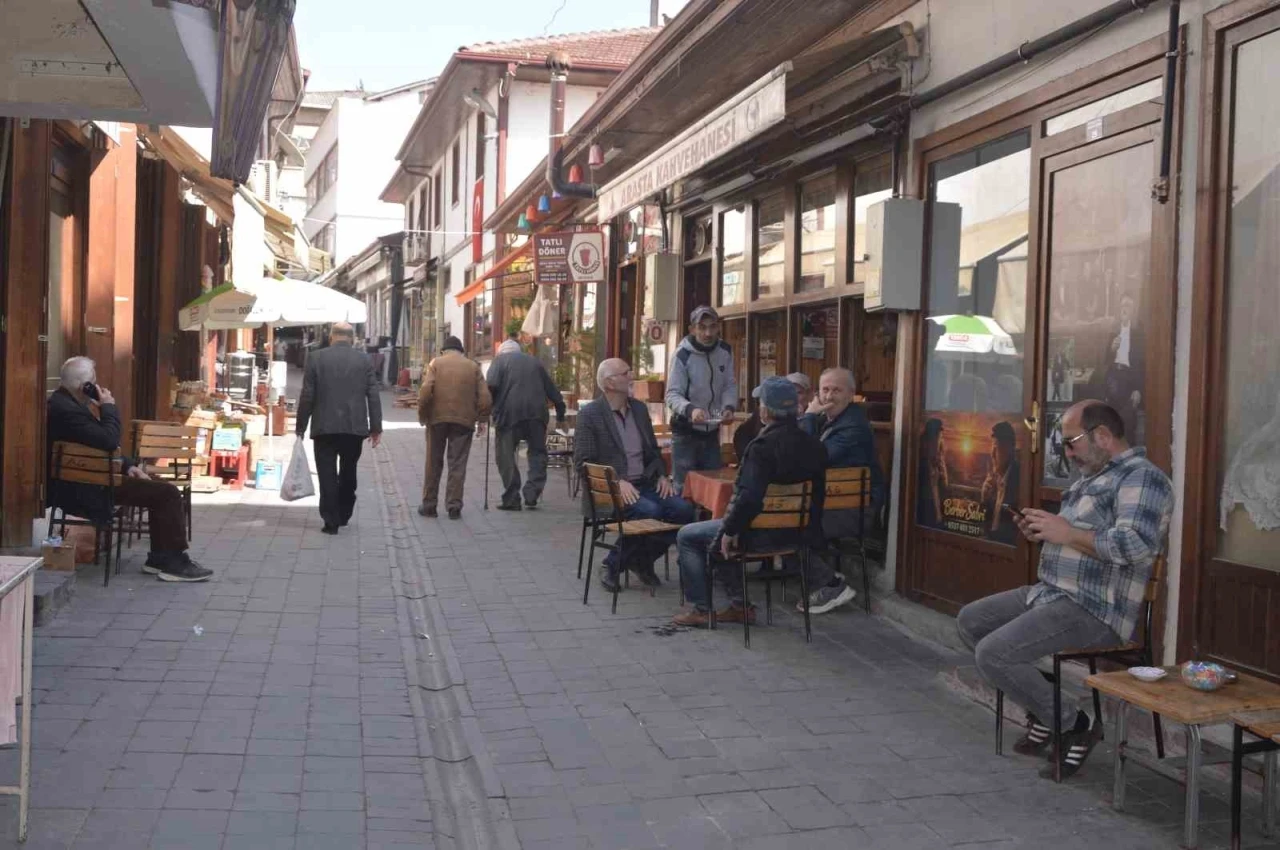 &Ouml;len m&uuml;şterilerinin hatıralarını kıraathanenin duvarında yaşatıyor
