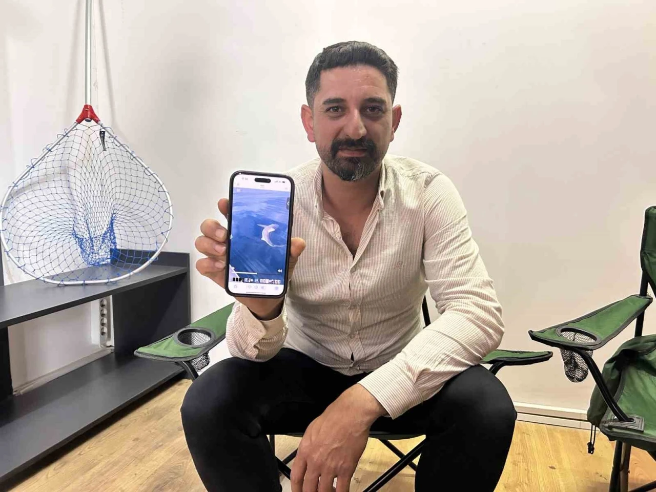 Oltaya köpek balığı takılınca korktular, ardından kurtarmak için çabaladılar

