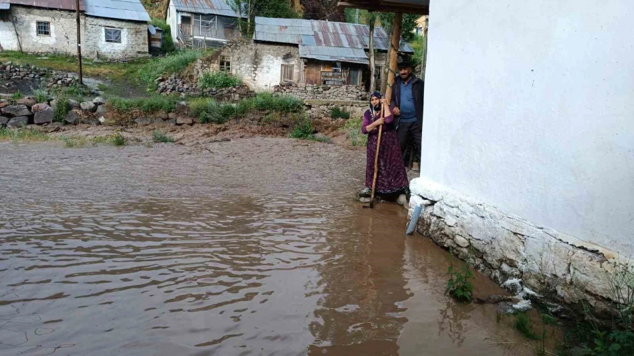 Oltu&rsquo;da sağanak yağış sele d&ouml;n&uuml;şt&uuml;: Ev ve bah&ccedil;eleri su bastı

