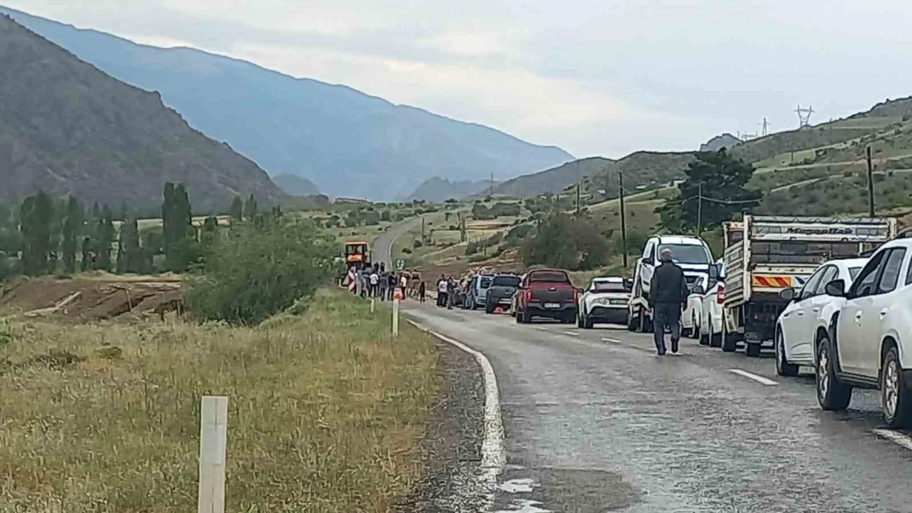 Oltu&rsquo;da sağanak yağış sele neden oldu
