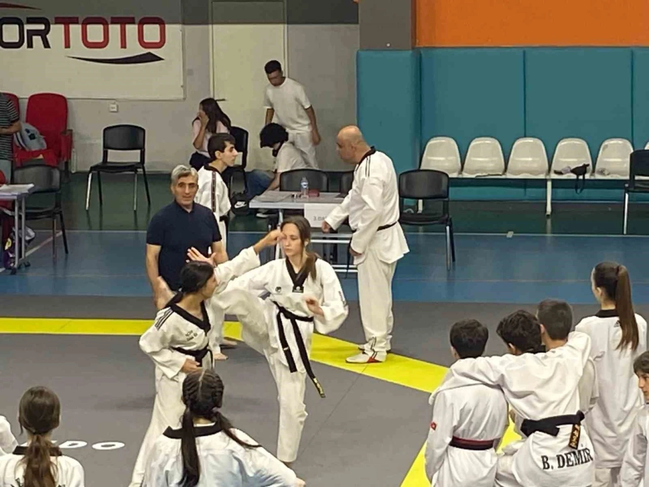Oltulu taekwondocu Semanur Duran&rsquo;dan b&uuml;y&uuml;k başarı: 18 yaşında ikinci DAN derecesi
