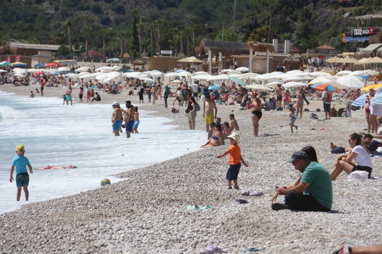 ÖLÜDENİZ PLAJLARINDA HAREKETLİLİK BAŞLADI