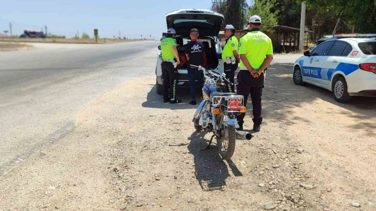 Ölüme meydan okuduğu anlarla sosyal medyada şov yapan sürücü yakayı ele verdi
