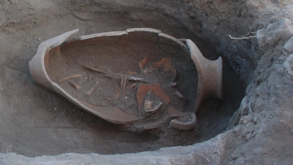 Oluz H&ouml;y&uuml;k&rsquo;te Fenikelilerin izine rastlandı: İnsan başlı cam boncuklar ve k&uuml;pten bebek mezarları bulundu
